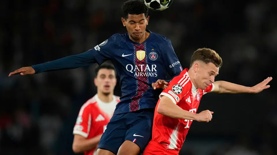 Senny Mayulu y Joshua Kimmich en el partido de PSG contra Bayern Munich en la Champions League | AP