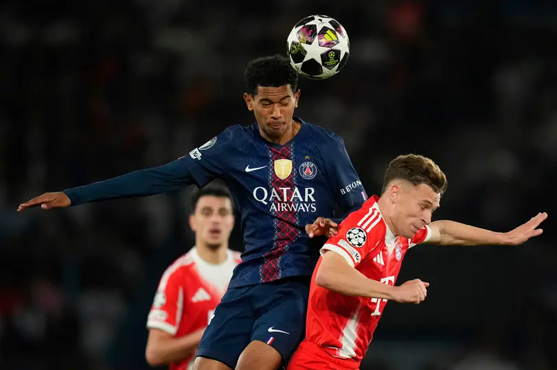 Senny Mayulu y Joshua Kimmich en el partido de PSG contra Bayern Munich en la Champions League | AP