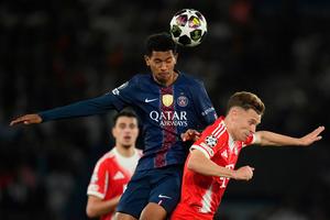 Senny Mayulu y Joshua Kimmich en el partido de PSG contra Bayern Munich en la Champions League | AP