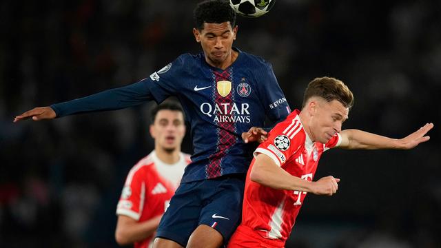 Senny Mayulu y Joshua Kimmich en el partido de PSG contra Bayern Munich en la Champions League | AP