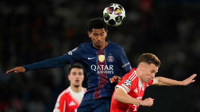 Senny Mayulu y Joshua Kimmich en el partido de PSG contra Bayern Munich en la Champions League | AP