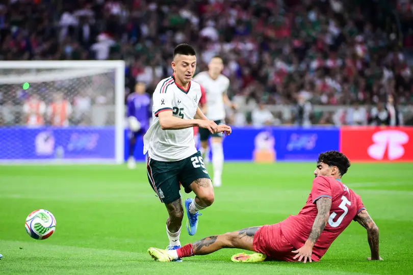 Roberto Alvarado en el partido de la Selección Mexicana contra Portugal | IMAGO 7