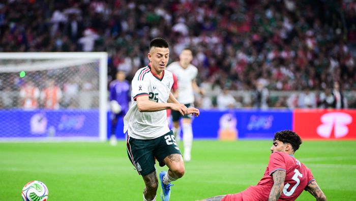 Roberto Alvarado en el partido de la Selección Mexicana contra Portugal | IMAGO 7
