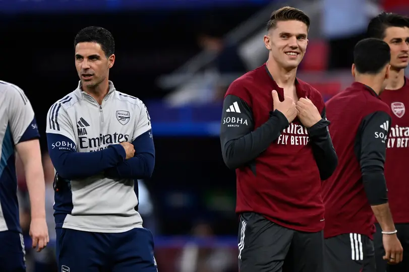 Viktor Gyökeres y Mikel Arteta, de Arsenal | AP