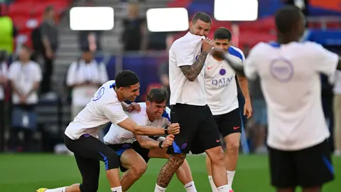 Equipo del PSG previo a la Final de la Champions League | AP