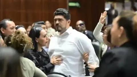 Zenyazen Escobar encaró al priista Carlos Gutiérrez Mancilla en medio de gritos y empujones./ Captura de pantalla
