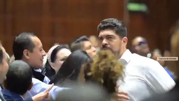 “Háganle un antidoping” Diputados de oposición arremeten contra Zenyazen Escobar tras pelea en San Lázaro