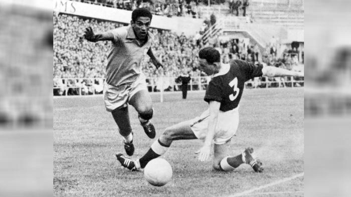 Garrincha elude al defensa gales Mel Hopkins, en partido de Cuartos de Final de Suecia 1958 | AFP