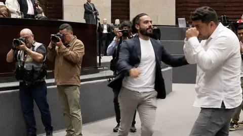 La confrontación entre Morena y PRI ocurrió durante una sesión extraordinaria en la Cámara de Diputados./ RS