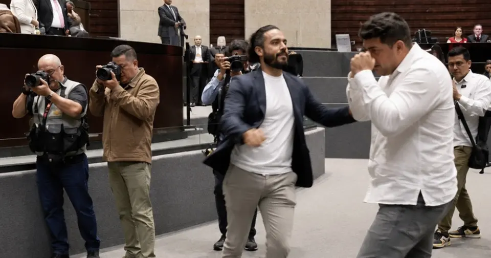 La confrontación entre Morena y PRI ocurrió durante una sesión extraordinaria en la Cámara de Diputados./ RS