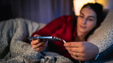 Cargar el celular sobre la cama o almohadas puede impedir la ventilación adecuada. / iStock