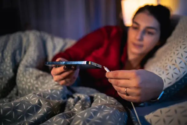 Cargar el celular sobre la cama o almohadas puede impedir la ventilación adecuada. / iStock
