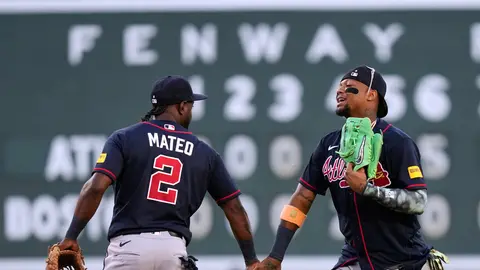 Ronald Acuña Jr., de los Bravos de Atlanta celebra con Jorge Mateo | AP