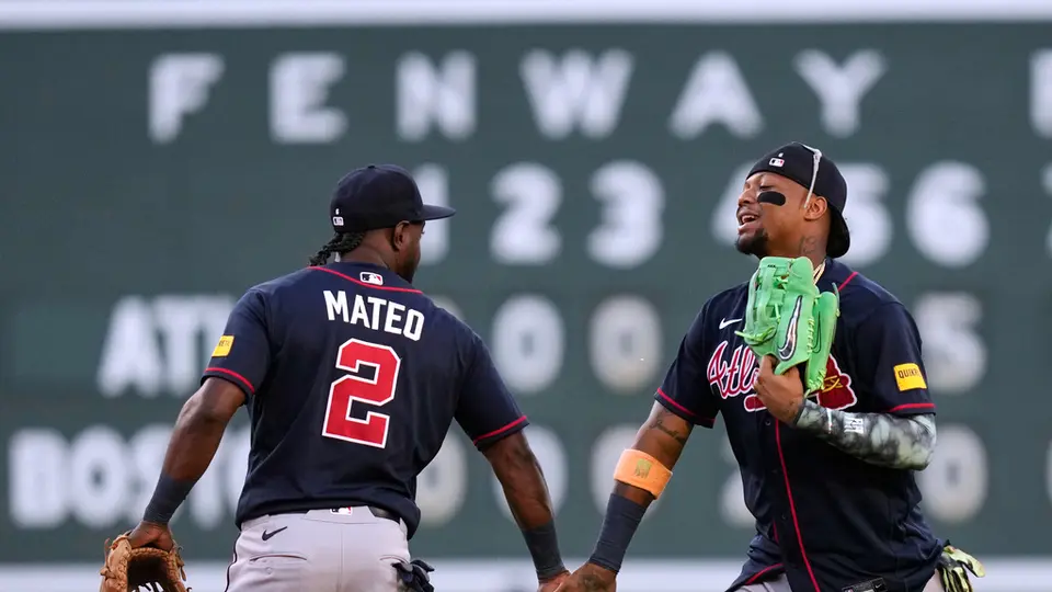 Ronald Acuña Jr., de los Bravos de Atlanta celebra con Jorge Mateo | AP