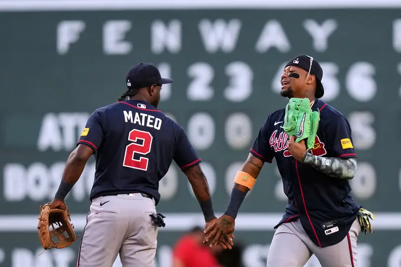 Ronald Acuña Jr., de los Bravos de Atlanta celebra con Jorge Mateo | AP