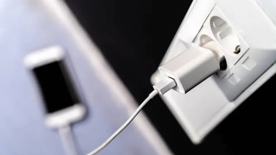 ¿Por qué se calienta el cargador de tu celular? Estas son las causas más comunes