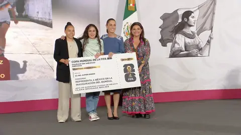 También se entregó el boleto por parte de la CDMX a Brianna Ameli Medina Cortez / Especial