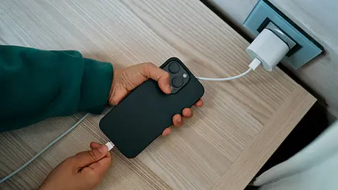 Utilizar el teléfono mientras carga aumenta la temperatura del dispositivo y del cargador. / iStock