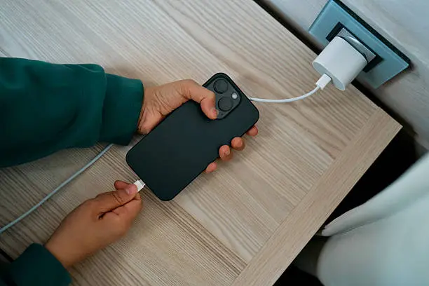 Utilizar el teléfono mientras carga aumenta la temperatura del dispositivo y del cargador. / iStock