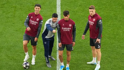Mikel Arteta y Arsenal en entrenamiento | AP