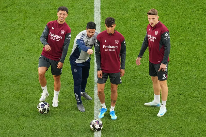 Mikel Arteta y Arsenal en entrenamiento | AP