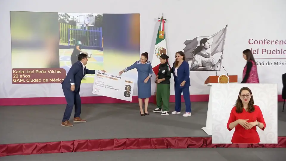 La mandataria federal entregó 4 boletos a diferentes mujeres de distintas regiones del país / Especial
