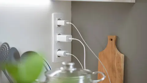 Expertos recomiendan usar cargadores originales o certificados para evitar riesgos eléctricos. / iStock
