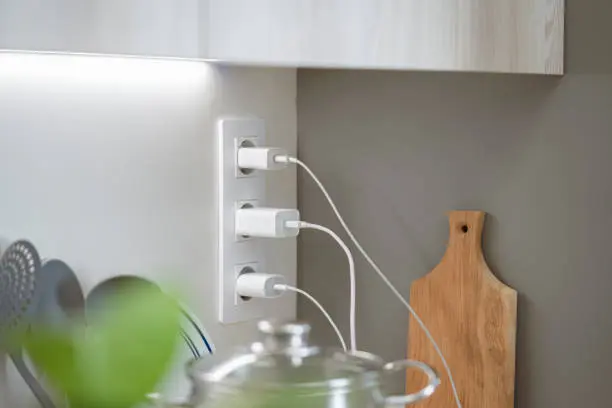 Expertos recomiendan usar cargadores originales o certificados para evitar riesgos eléctricos. / iStock