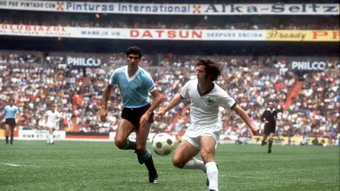 Gerd Müller, en el Mundial México 1970 contra Uruguay. l AFP