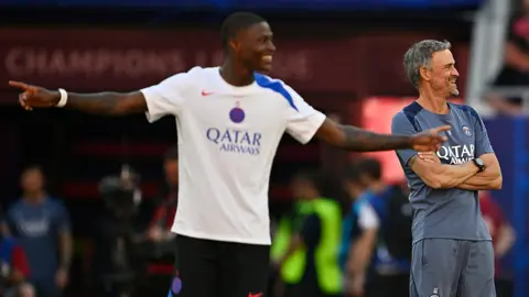 Ousmane Dembélé y Luis Enrique, del PSG | AP