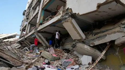 Los equipos de rescate continúan la búsqueda de sobrevivientes en las zonas más afectadas por los terremotos./ AP
