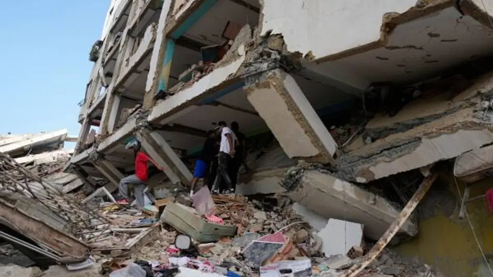 Los equipos de rescate continúan la búsqueda de sobrevivientes en las zonas más afectadas por los terremotos./ AP