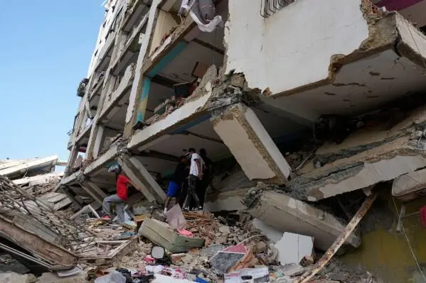 Los equipos de rescate continúan la búsqueda de sobrevivientes en las zonas más afectadas por los terremotos./ AP