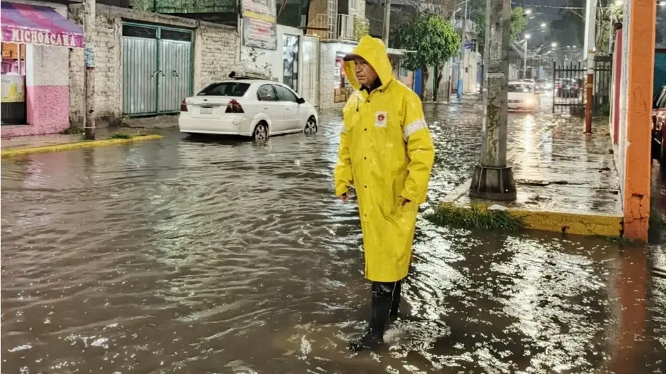 Onda tropical 13 mantiene bajo lluvia a la CDMX; prevén más tormentas durante este lunes