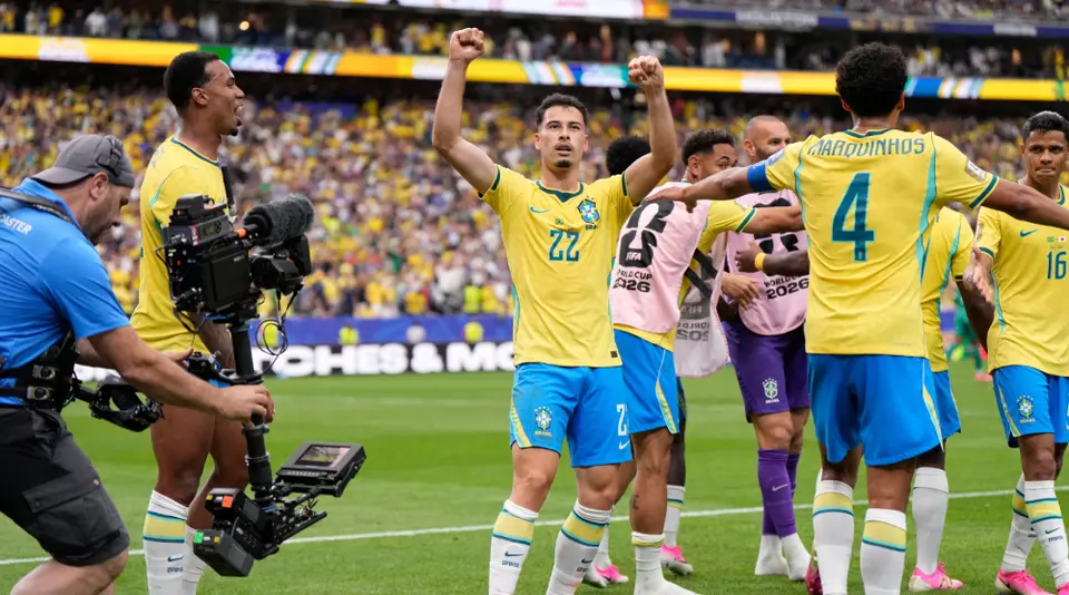 Brasil vence a Japón con gol de último minuto l AP