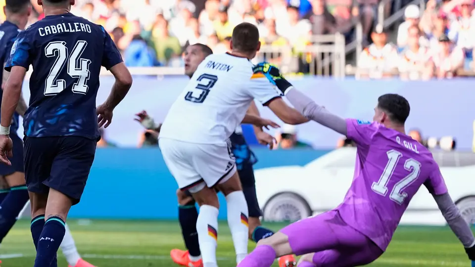 El contacto entre Gill y Anton que fue razón para anular el gol de Alemani ante Paraguay | AP