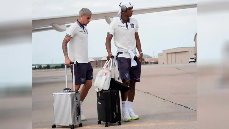 Futbolistas ecuatorianos llegando a Kansas City | X: @LaTri