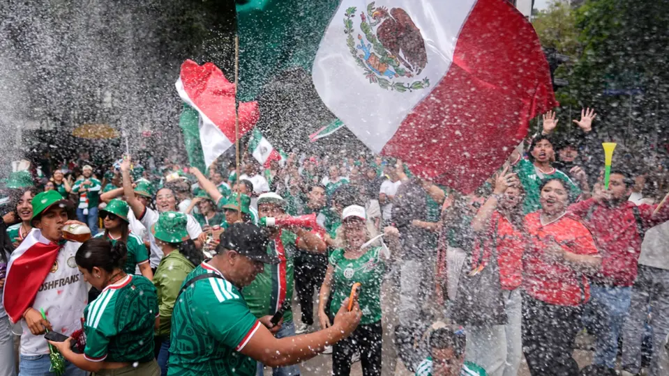 Afición mexicana celebrando triunfo del Tri | AP