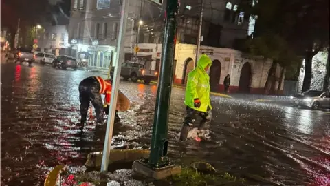 Personal de emergencia trabajó durante la noche para retirar árboles caídos y atender encharcamientos en diferentes alcaldías. / Gobierno CDMX.