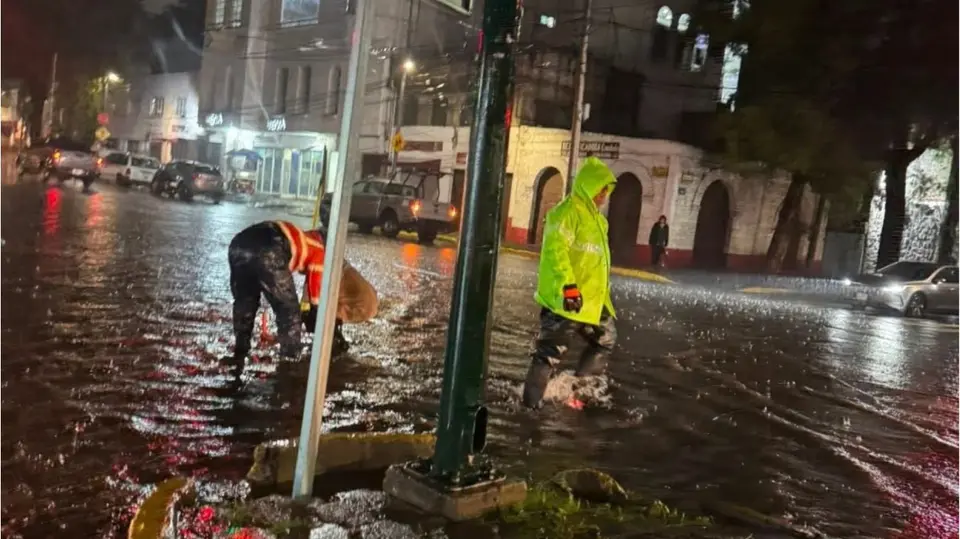 Personal de emergencia trabajó durante la noche para retirar árboles caídos y atender encharcamientos en diferentes alcaldías. / Gobierno CDMX.