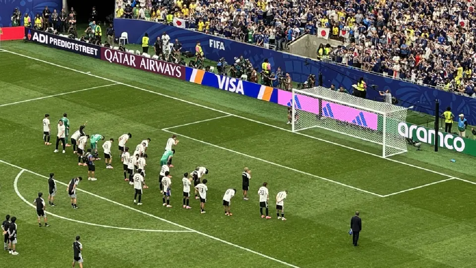Jugadores de Japón realizaron una reverencia frente a su afición al quedar eliminados | X @ESPNmx