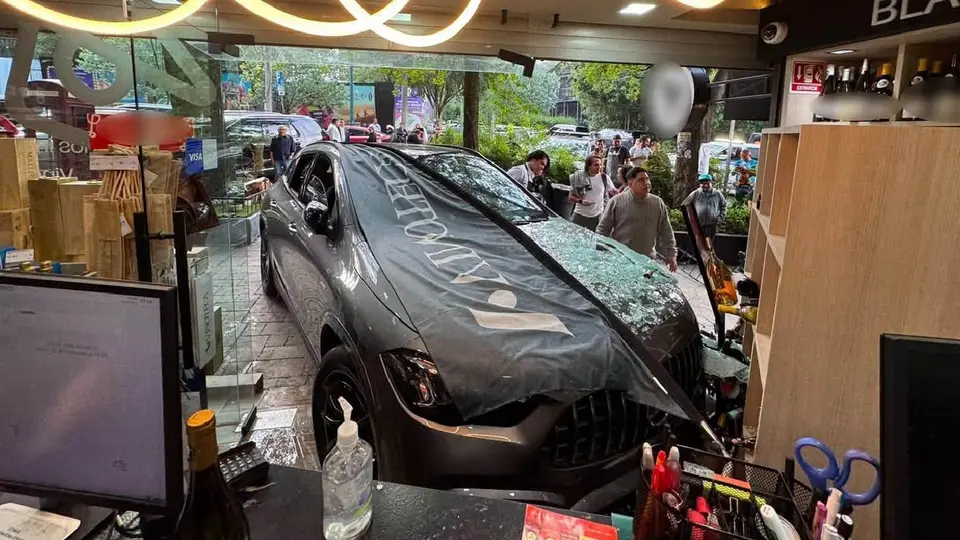 La señora del auto de lujo perdió el control al querer estacionarse / X: @@SSC_CDMX