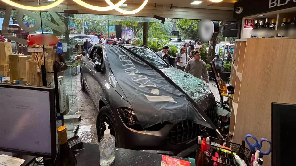 La señora del auto de lujo perdió el control al querer estacionarse / X: @@SSC_CDMX