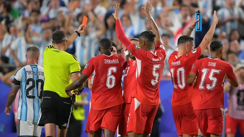 FIFA responde a afirmaciones de la IFAB sobre la expulsión de Breel Embolo ante Argentina