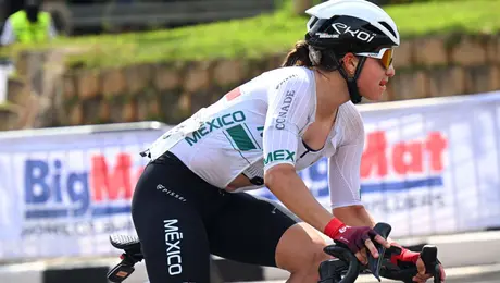 ¡No la deja sola! Isaac del Toro apoya a Romina Hinojosa en Le Tour Femmes