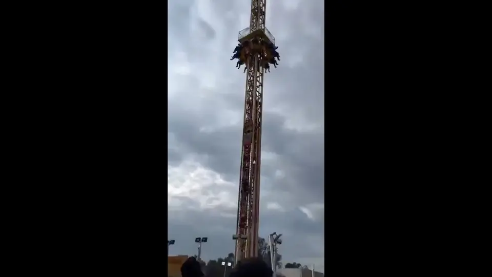 Al juego le falló una polea, dejando a varias personas suspendidas en el aire / Especial