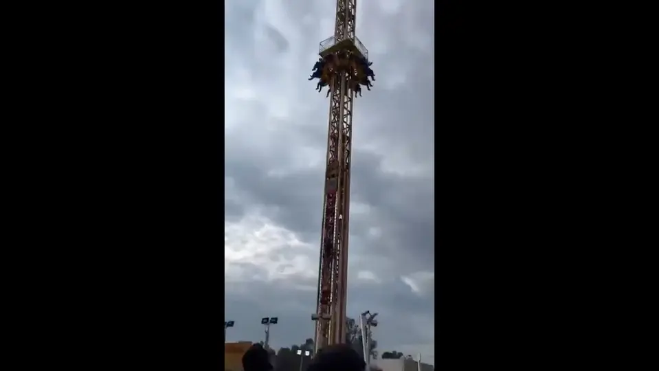 Al juego le falló una polea, dejando a varias personas suspendidas en el aire / Especial