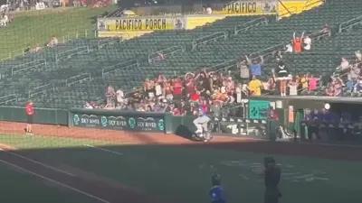 Jugador de los Dodgers sufre ‘accidente’ con mascota del equipo rival