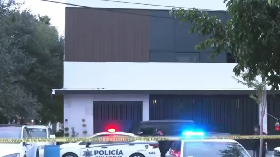 Elementos de la Agencia Estatal de Investigaciones realizaron las primeras diligencias en el domicilio de Karely Ruiz para esclarecer lo ocurrido./ X