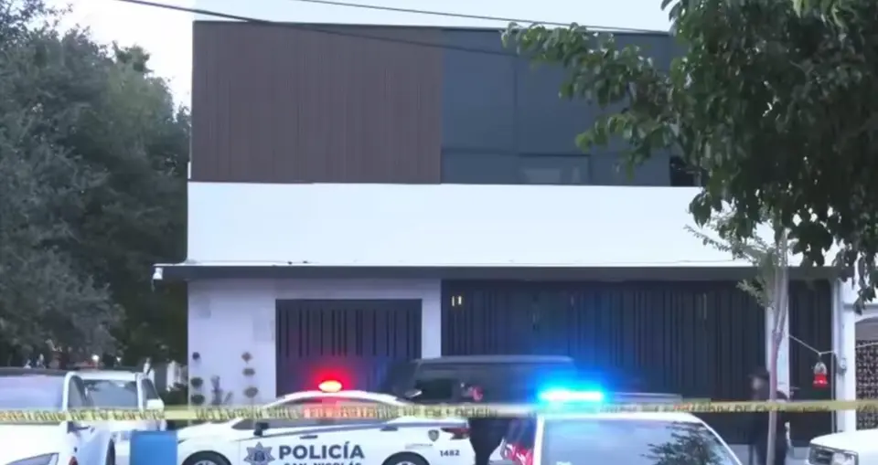Elementos de la Agencia Estatal de Investigaciones realizaron las primeras diligencias en el domicilio de Karely Ruiz para esclarecer lo ocurrido./ X